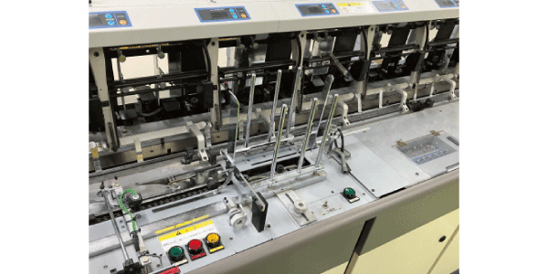 封入封緘機です。この機械で書類を折り、封筒に入れ、のり付けを行います。センサーを搭載しているためミスがないことが強みです。